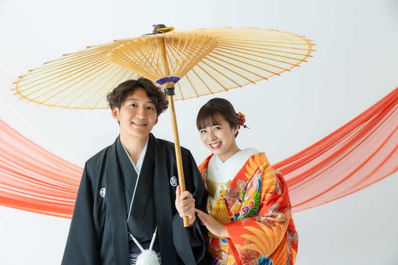 黄色の和傘に入り、二人でニッコリ!