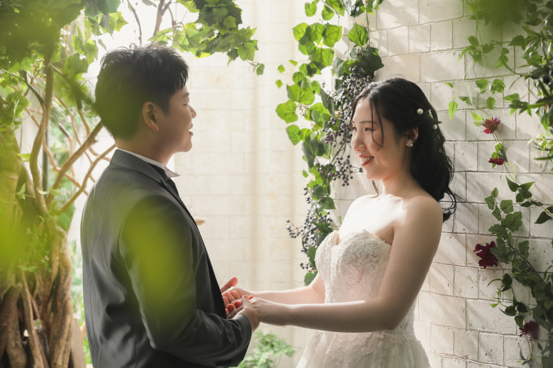 手を取り合って