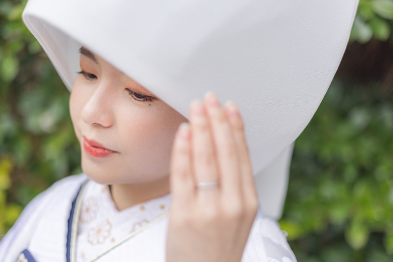 綿帽子をつけて