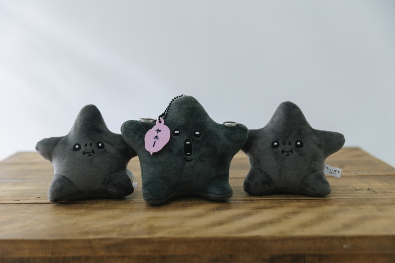 「ヤホー」のメッセージと黒い星たち