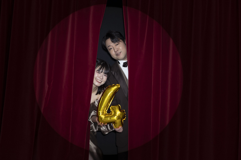 赤いカーテンから4周年記念のバルーンで
