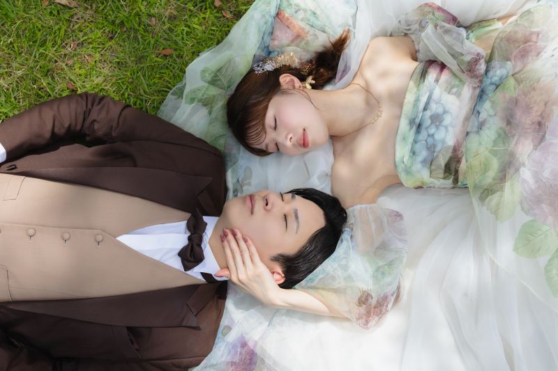 芝生に寝っ転がって