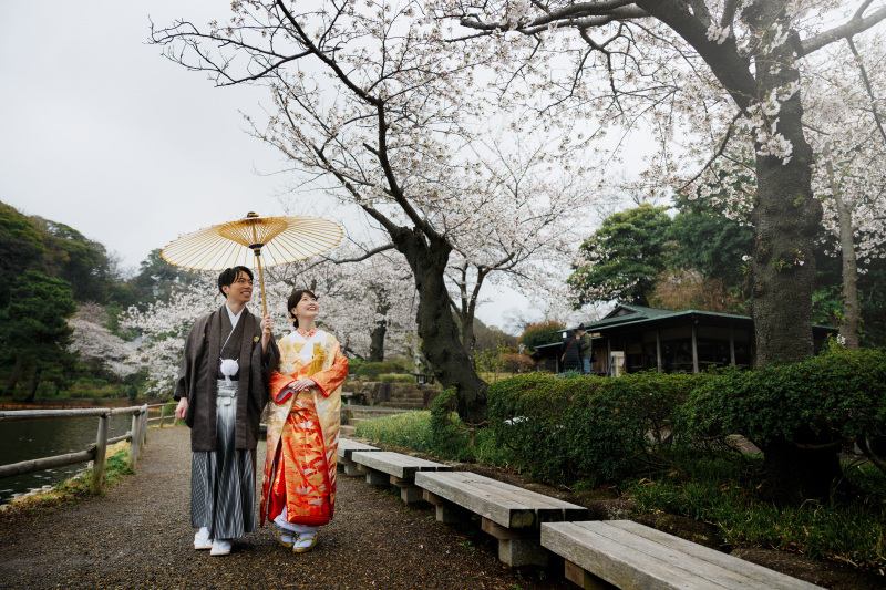 団子屋さんと桜を背景に