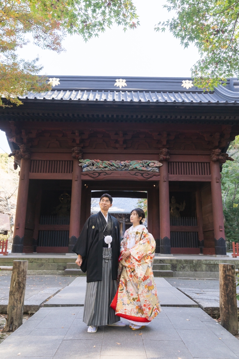 まずはかっちりと門の前で