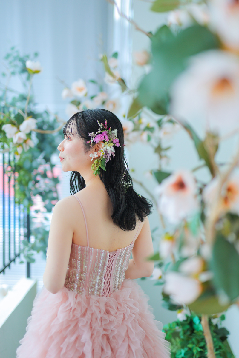 横顔を優しく彩る、瑞々しい生花のヘッドドレス