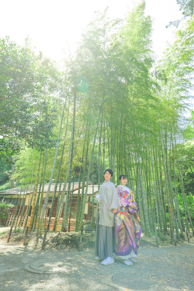 竹林の静寂に、二人佇む。 