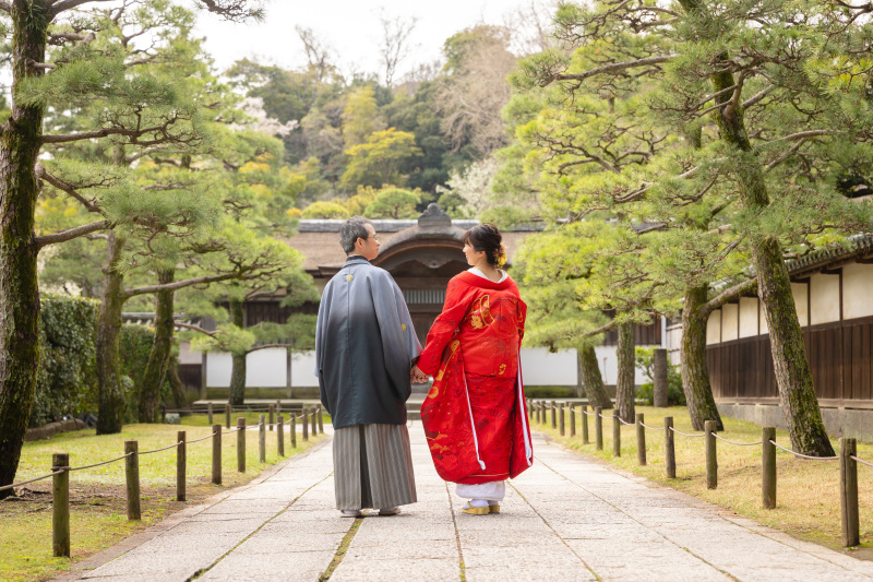 手を繋いだ後ろ姿も