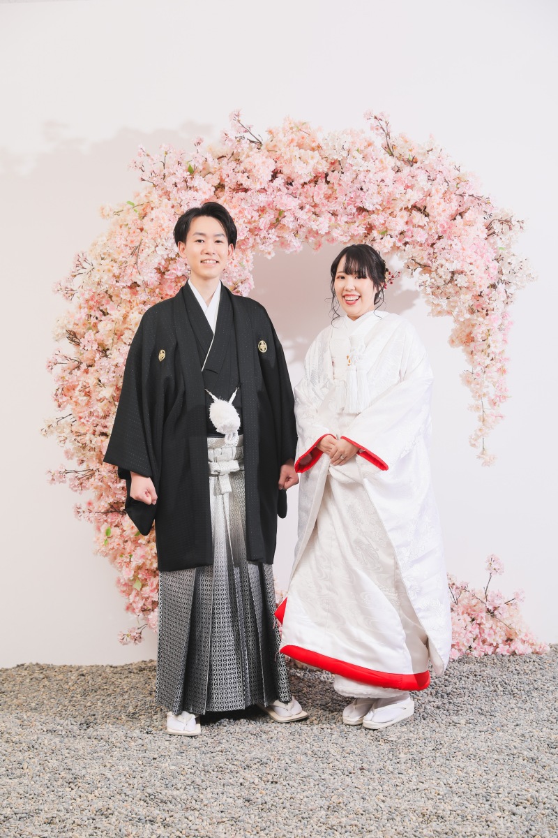 桜のアーチの前で