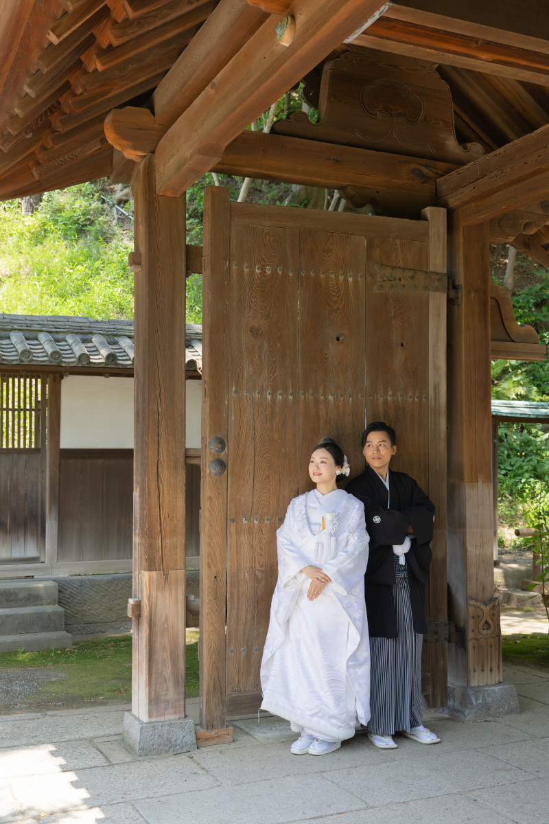 歴史ある木造の門前にて
