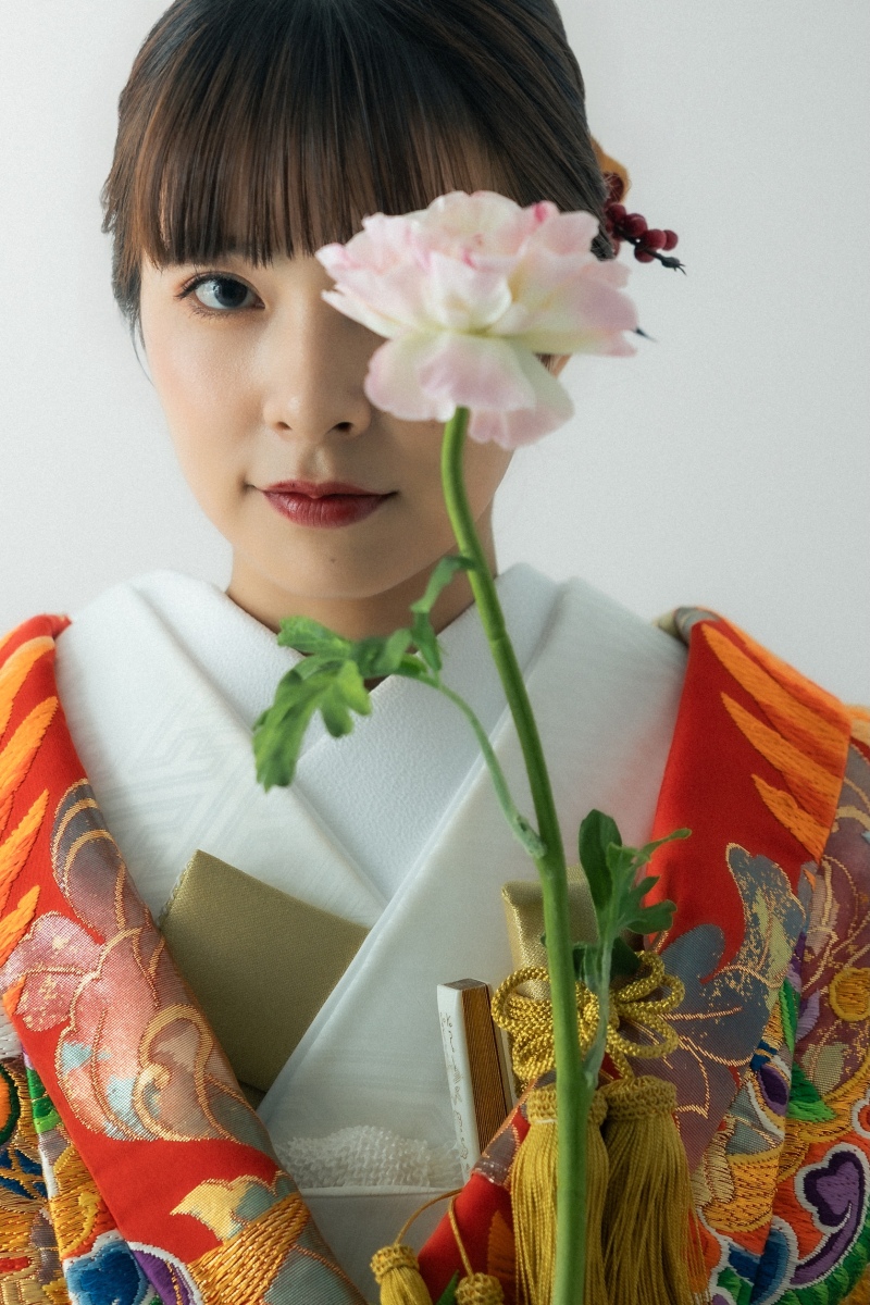 お花越しに見つめる、可憐な瞳