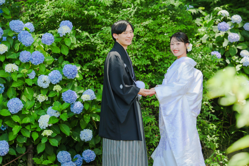 紫陽花咲く庭園で、お二人らしさ弾ける和装フォト　photo by 谷澤明美
