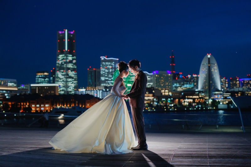 手を取り合って