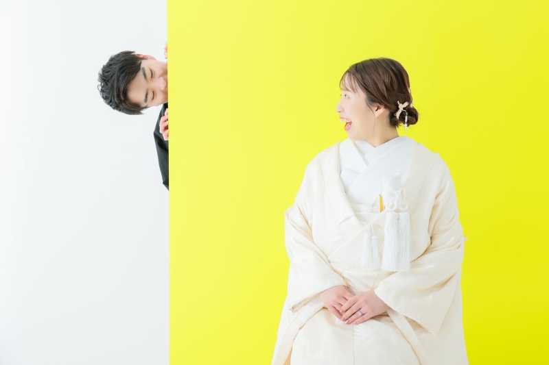 壁からひょっこり