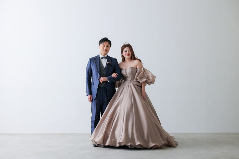 スタジオでカラードレスに！