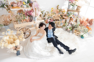 可愛らしいお花の背景とシンプルな背景で笑顔が素敵なお二人を♪