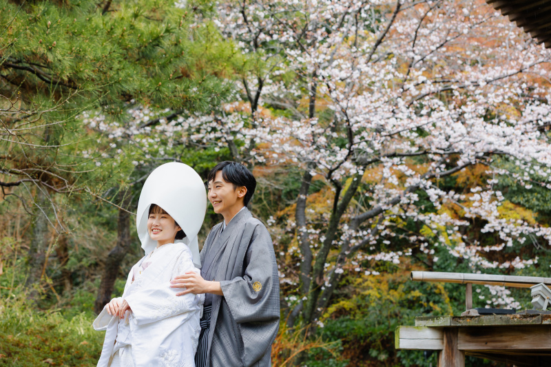 桜のつぼみがほころぶ庭園で、和装に想いをのせて