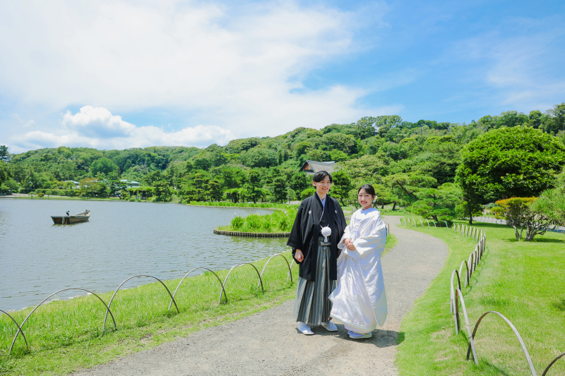 池を背に佇む、古典的な和の競演。
