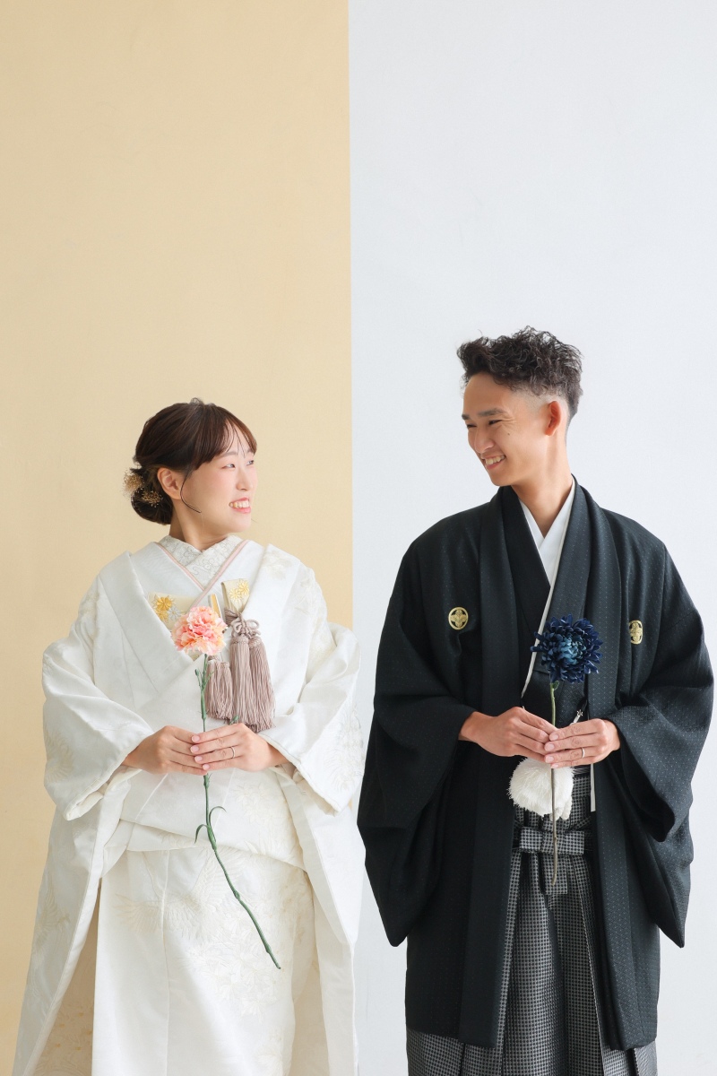一輪の花を手に、優しい眼差しで