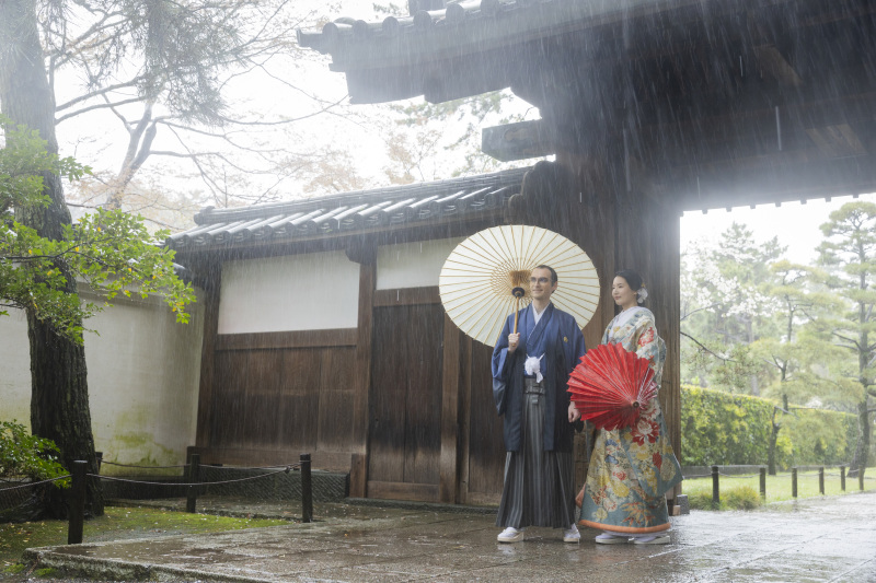 雨の日の情緒と光り輝くドレス。ふたつの世界で描くフォトウェディング