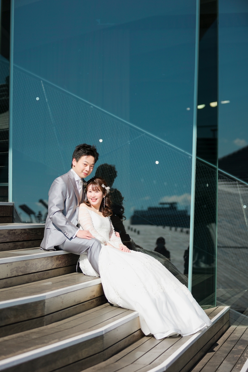 ガラスに空の紺が映って