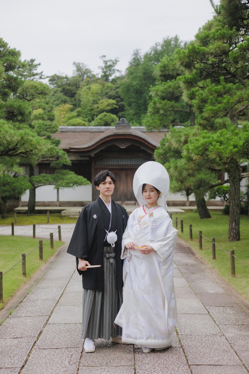 伝統の綿帽子を纏い、凛と立つ