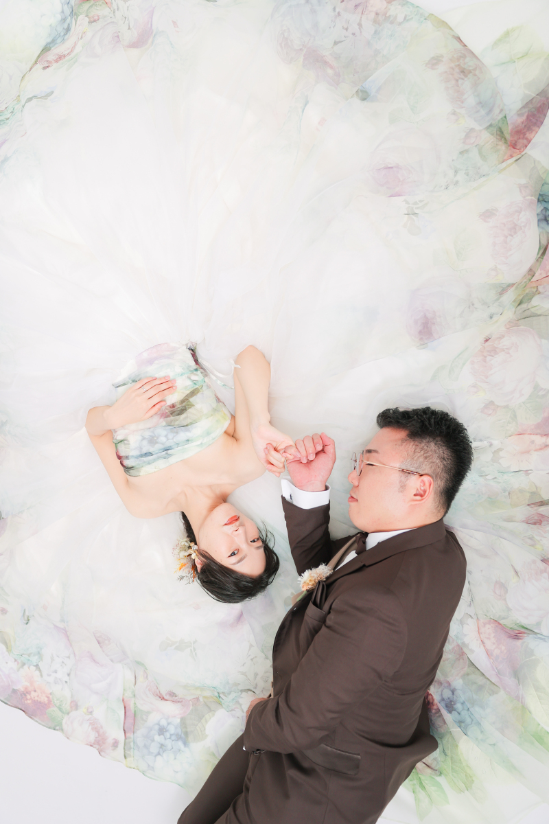 お気に入りのドレスを背景にphoto by谷澤明美