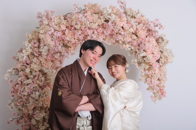 桜のアーチの前で
