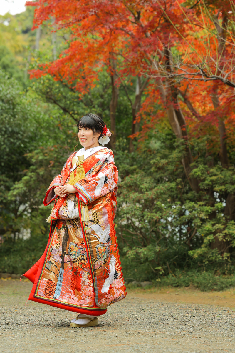 紅葉を背に浮かぶ、とびきりの笑顔と豪華な色打掛