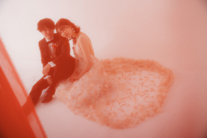 オレンジの布越しに