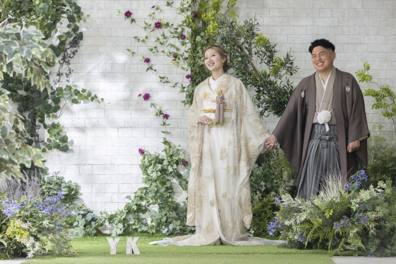 カジュアルな衣装にお着替えをして緑の背景で