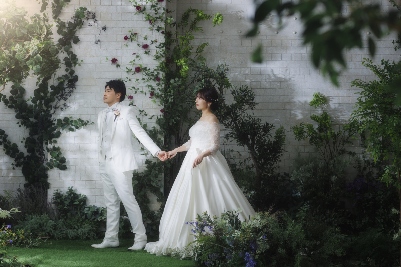 手を取り合って