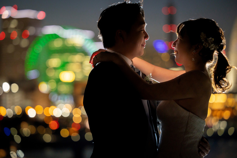 街並みを背景にシルエット