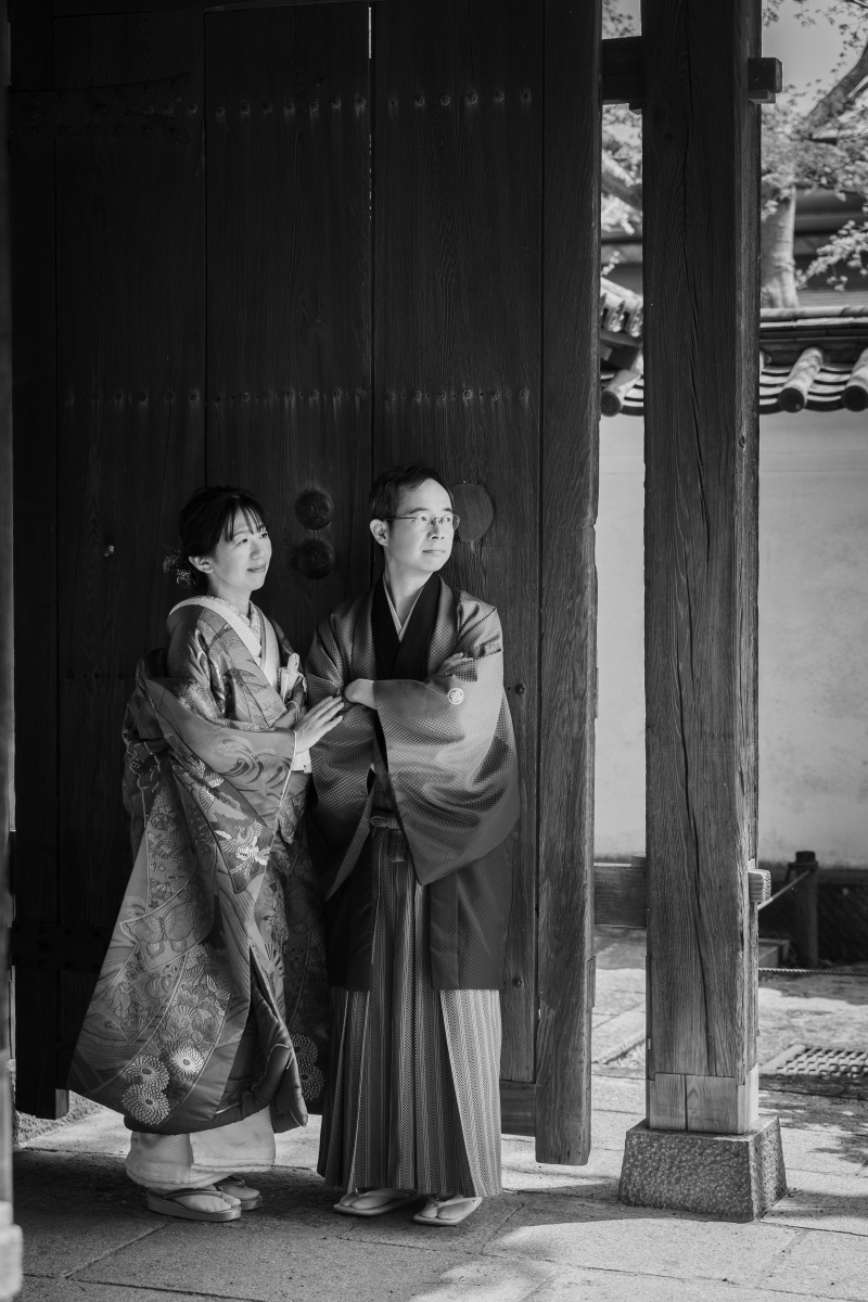 大きな門の下で