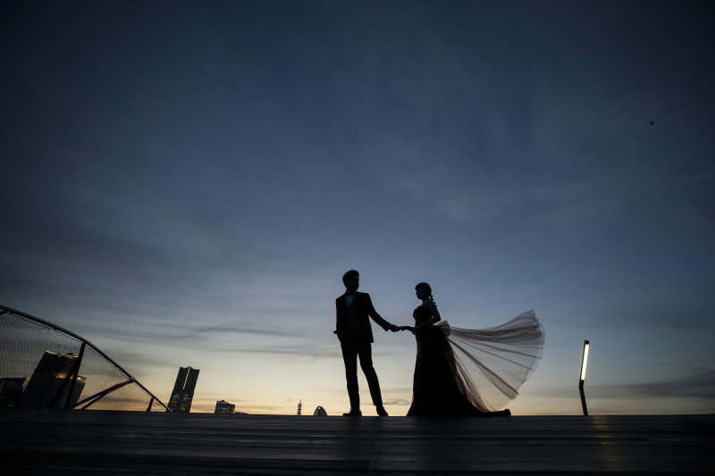 ドレスを靡かせて