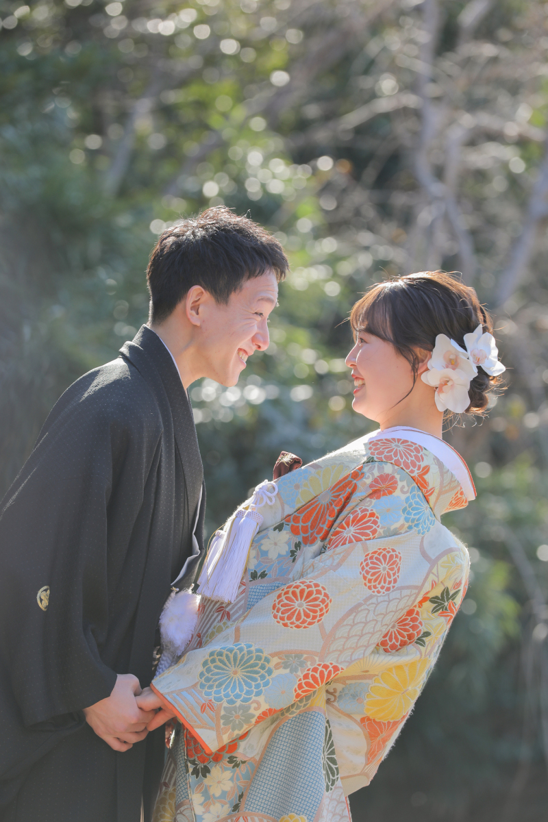 手を取り合って