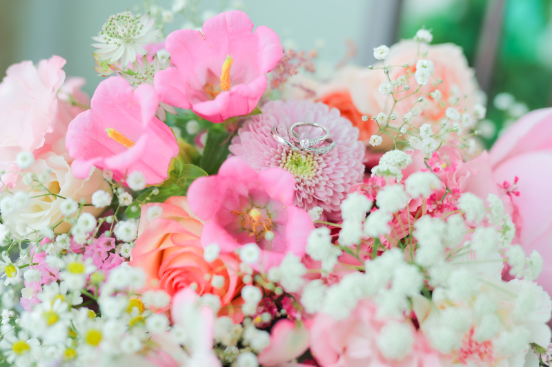 咲き誇る花々の中にきらめく、永遠の誓いの証
