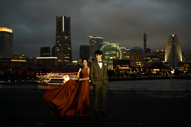 ドレスをなびかせ