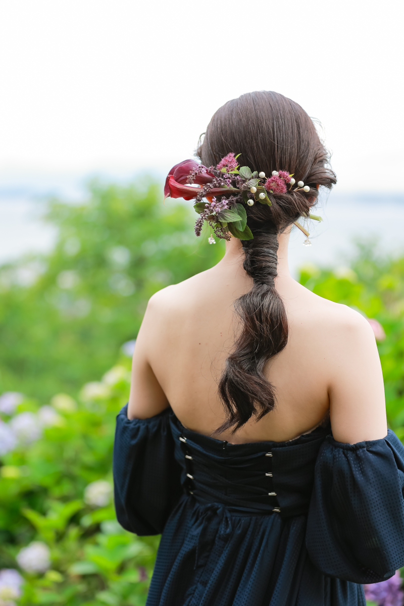 シックなカラーの生花ヘア