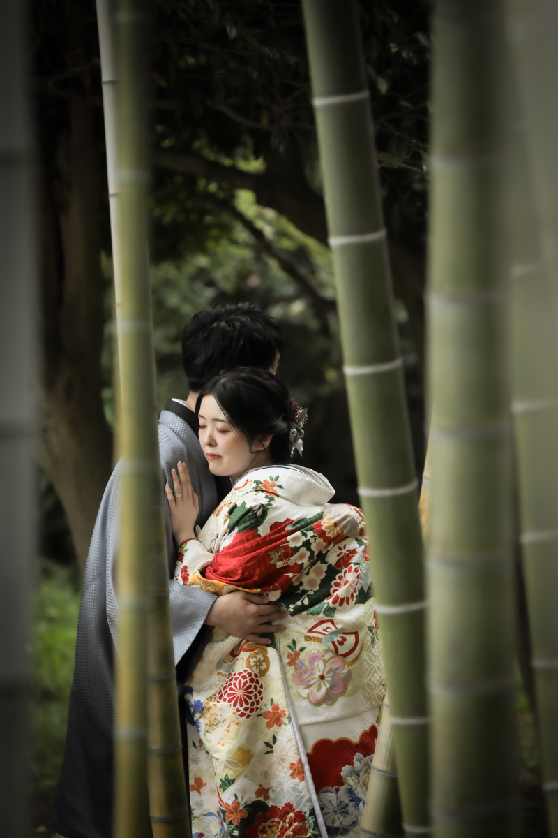 竹に隠れたふたりの姿