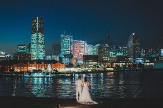 夜景と笑顔溢れるウェディングフォト撮影