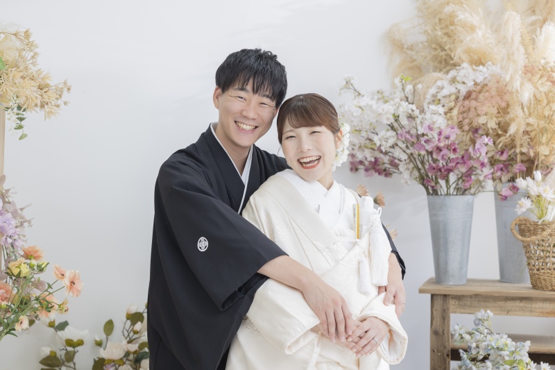 はじける笑顔が重なるハグポーズ
