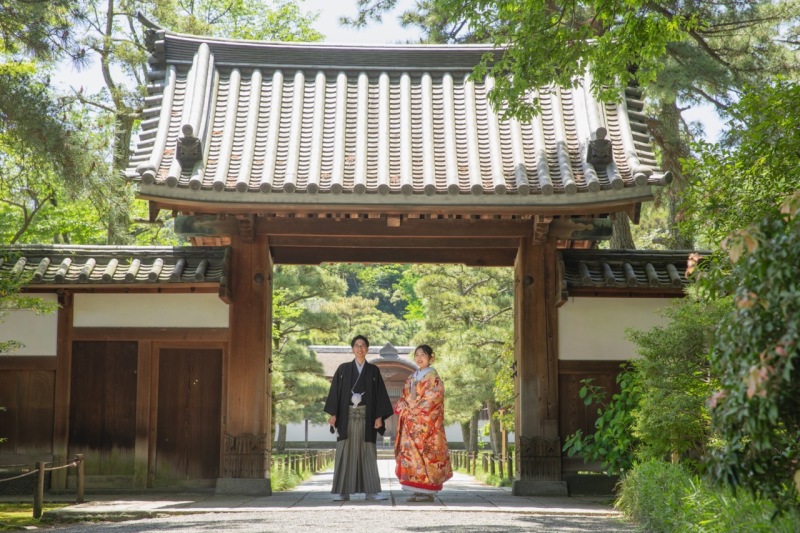 三溪園・御門の前で