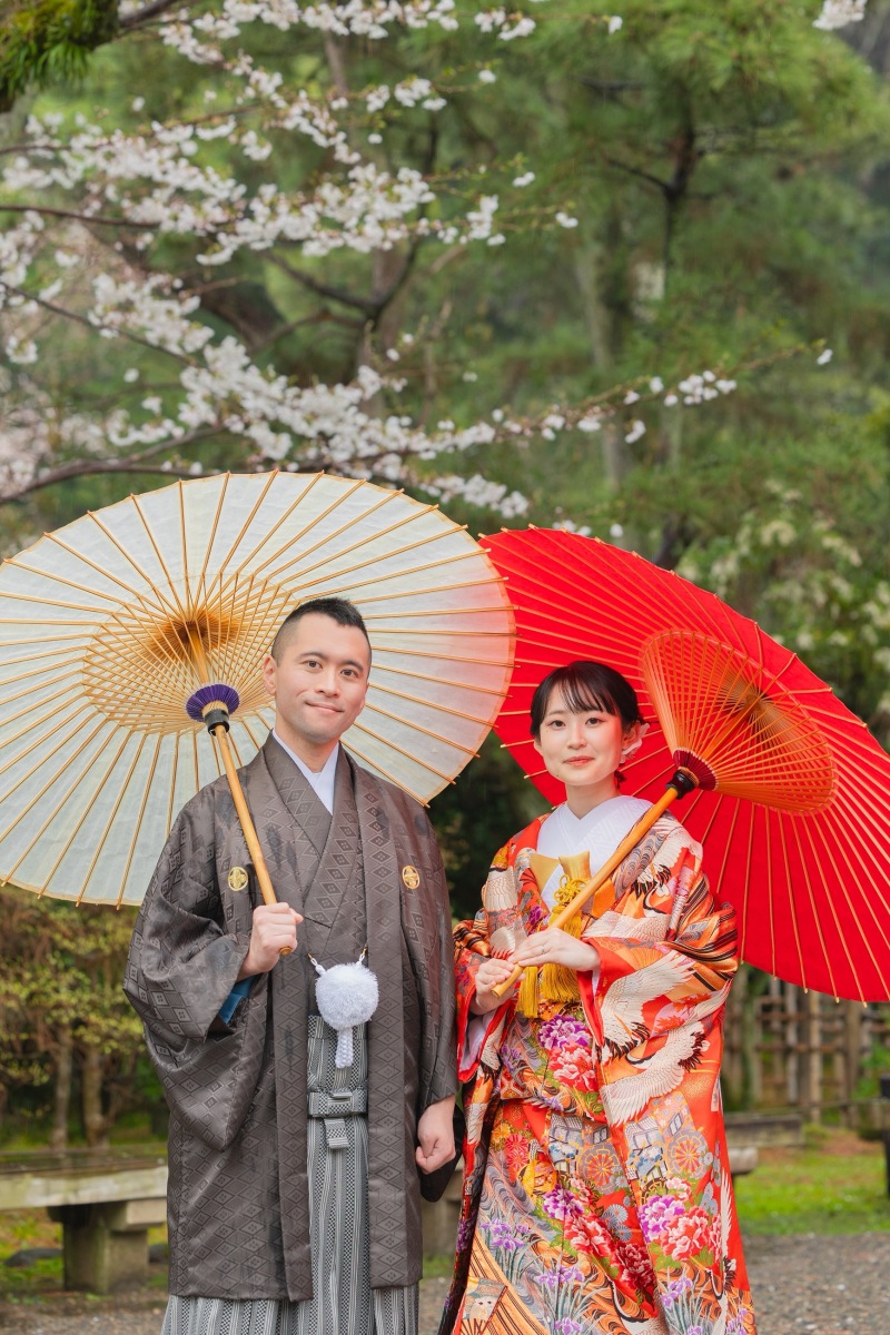 お二人で和傘を持って