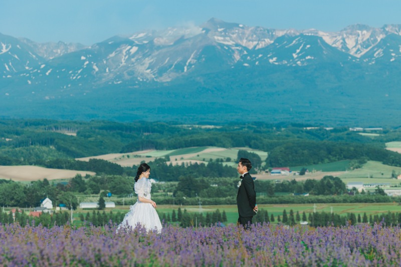 雄大な連峰を背に、愛を誓う