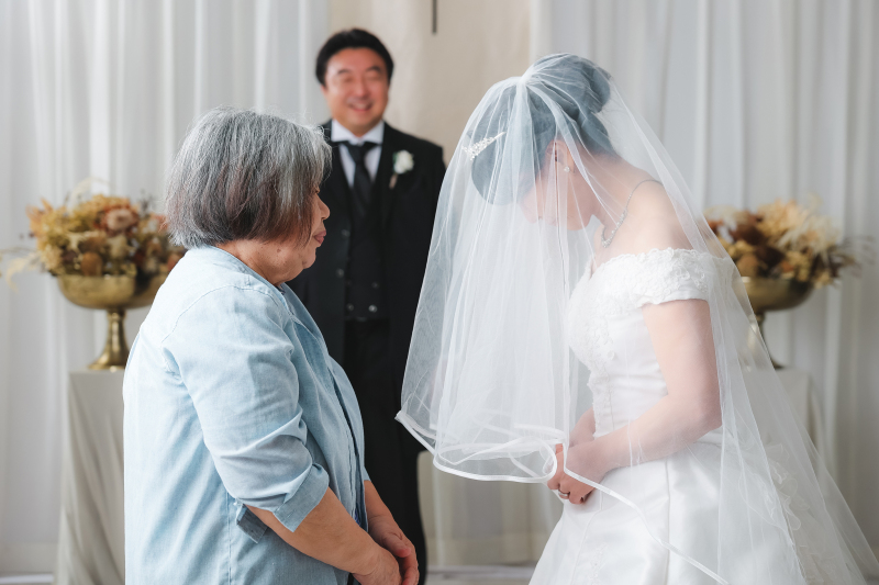 お母様にベールアップのシーン