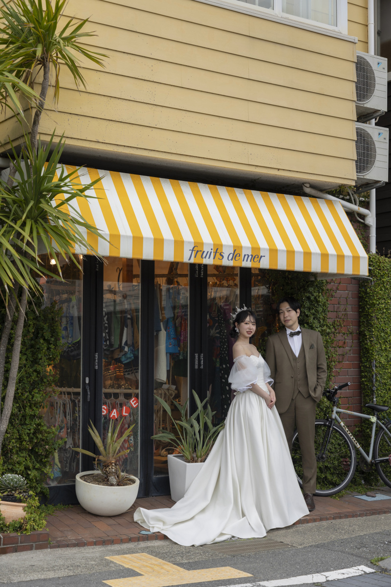 可愛い外観のお店の前で