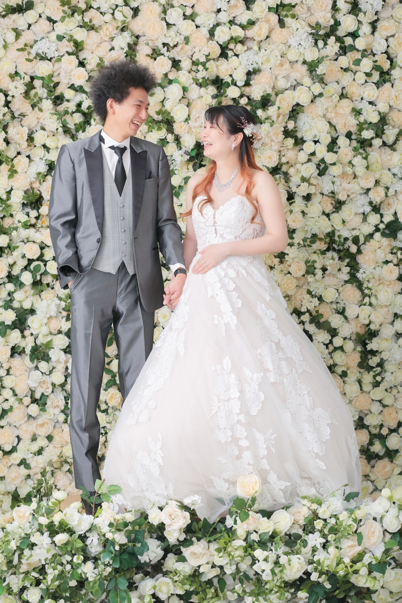 仲良く手を繋いで