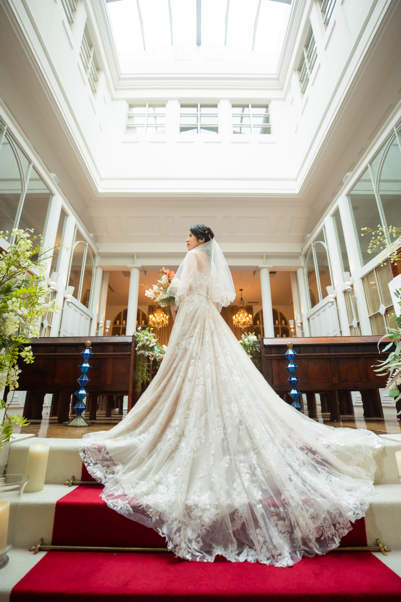 吹き抜けに広がる、ドレスの芸術