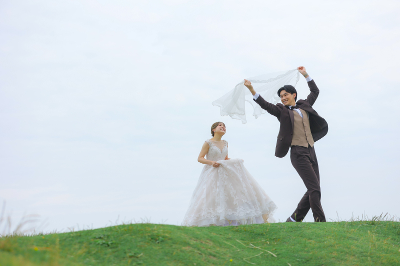 ベールを持って踊るようなカット