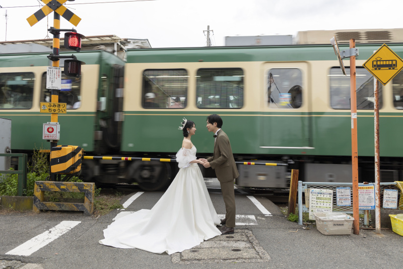江ノ電を背景に